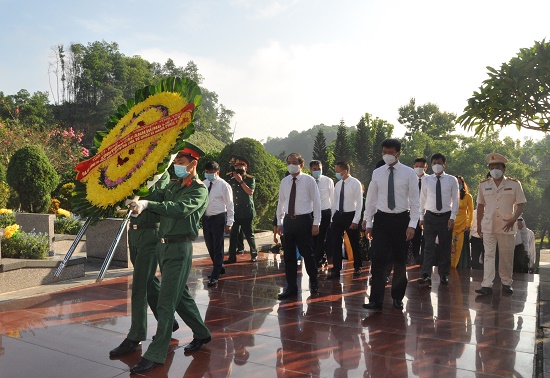 Các đồng chí lãnh đạo tỉnh viếng Nghĩa trang liệt sỹ và dâng hương tưởng niệm Chủ tịch Hồ Chí Minh