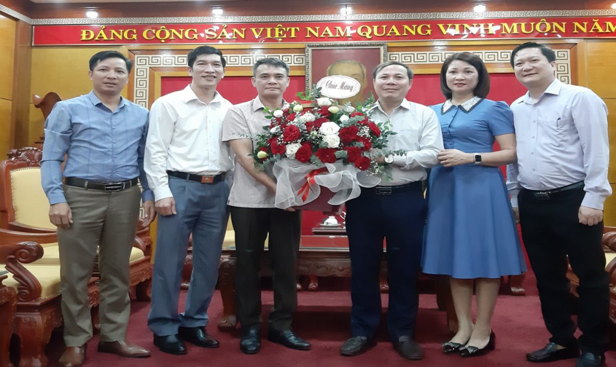 Đảng ủy Khối chúc mừng Văn phòng Tỉnh ủy nhân dịp kỷ niệm 91 năm Ngày truyền thống Văn phòng cấp ủy