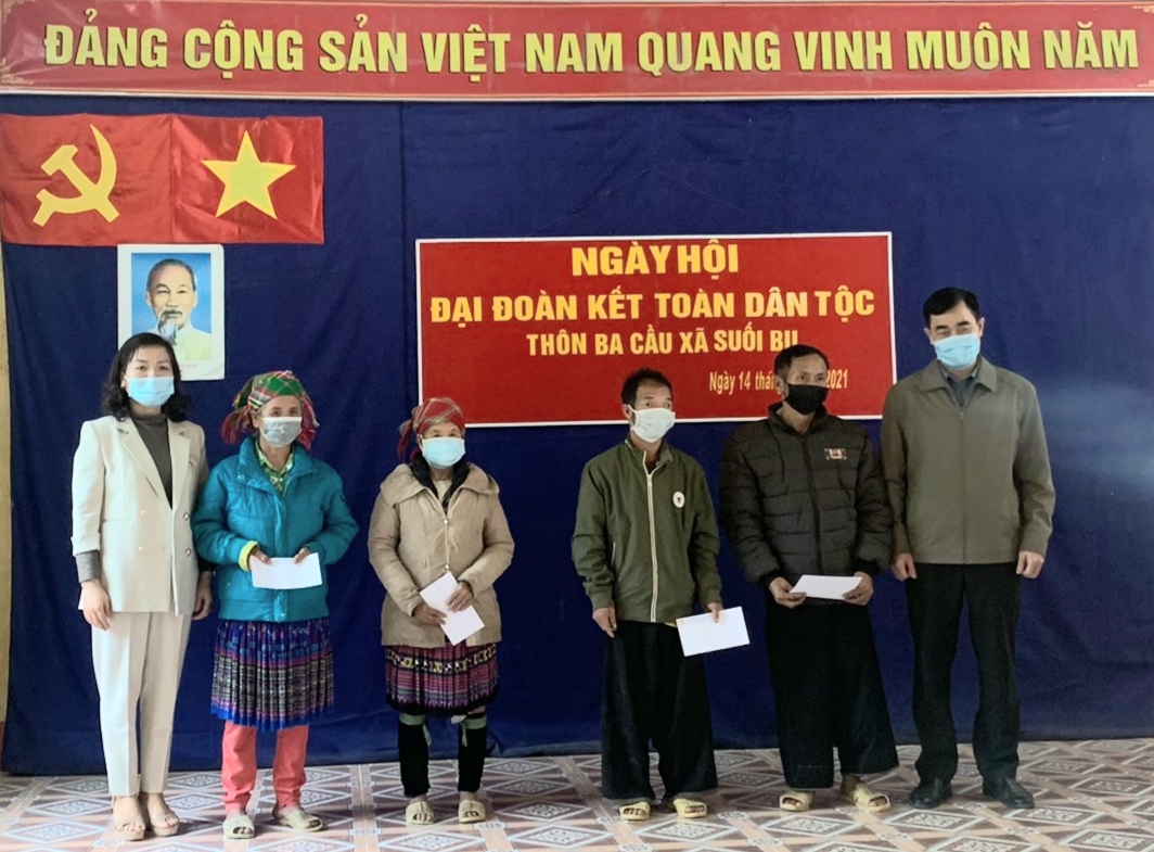 Thường trực Đảng ủy Khối dự ngày hội Đại đoàn kết tại xã Suối Bu, huyện Văn Chấn