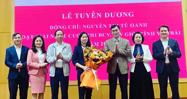 Tuyên dương đồng chí Nguyễn Thị Tú Oanh, báo cáo viên Đảng bộ Ngân hàng NN&PTNT chi nhánh tỉnh Yên Bái đạt giải nhất Hội thi Báo cáo viên, Tuyên truyền viên giỏi cấp tỉnh năm 2021