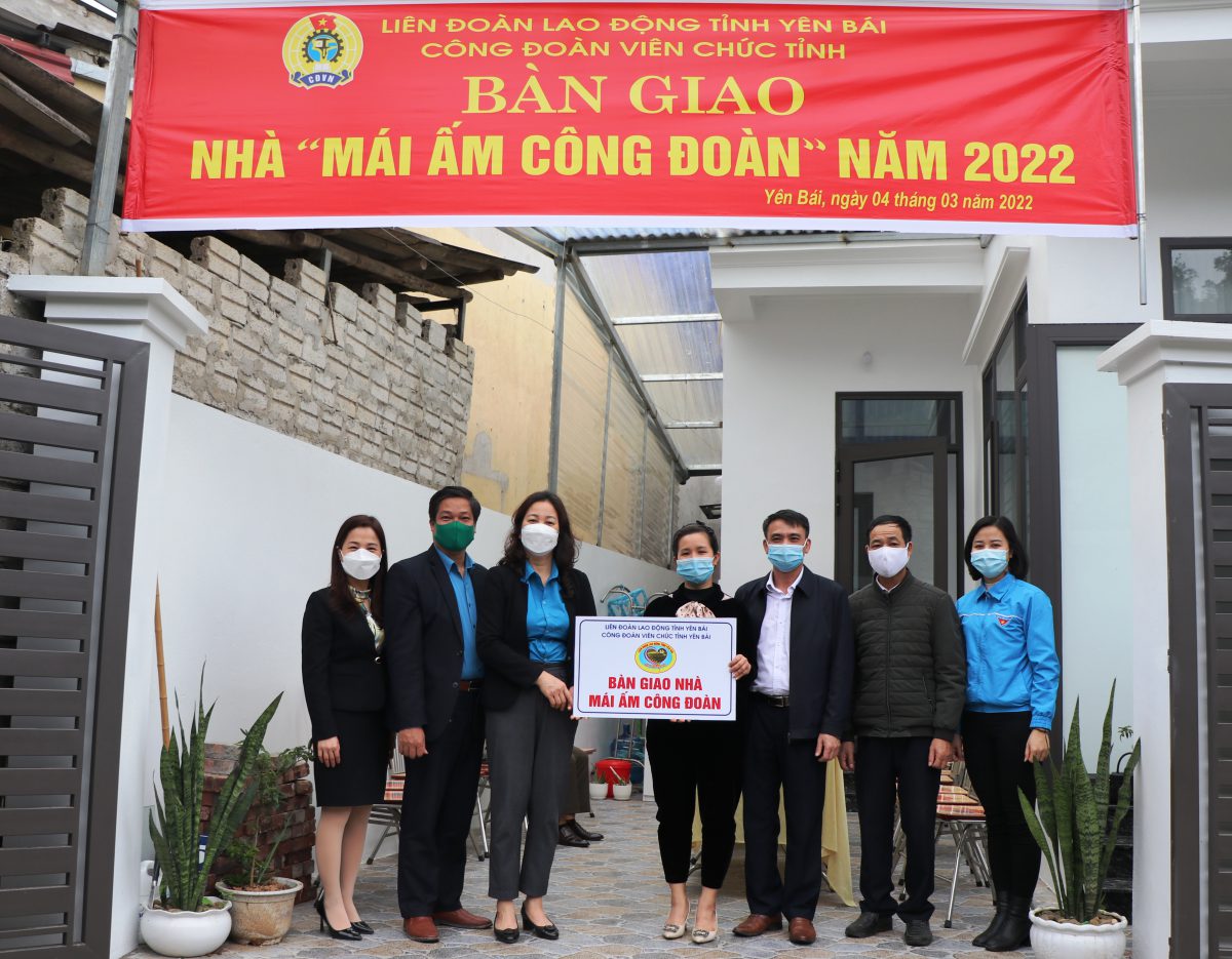 Công đoàn Viên chức tỉnh Yên Bái Bàn giao nhà “Mái ấm Công đoàn” cho đoàn viên nữ có hoàn cảnh khó khăn nhân dịp kỷ niệm ngày quốc tế phụ nữ 8/3/2022