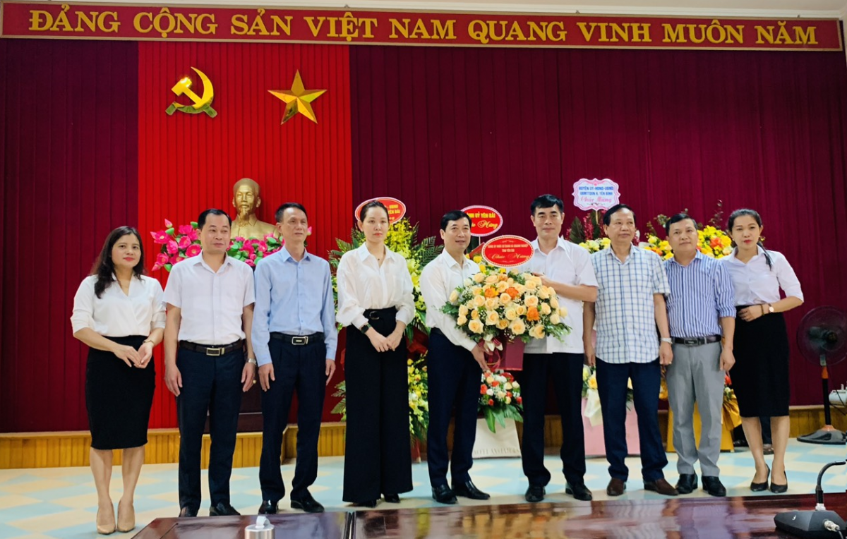 Ban Thường vụ Đảng ủy Khối doanh nghiệp thăm, chúc mừng ngày truyền thống ngành tuyên giáo của Đảng