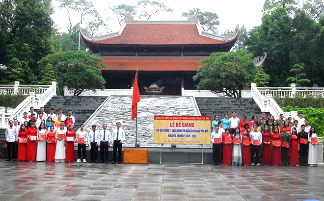 Đảng ủy Khối cơ quan và doanh nghiệp tỉnh: Lễ báo công và tổng kết lớp đảng viên mới khóa VIII, nhiệm kỳ 2020 – 2025