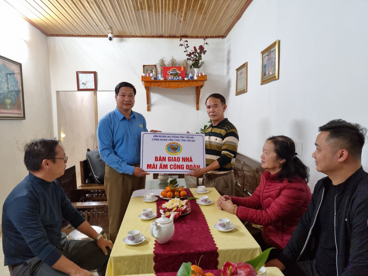 Công đoàn Viên chức tỉnh Yên Bái bàn giao nhà “Mái ấm Công đoàn”   cho đoàn viên có hoàn cảnh khó khăn.