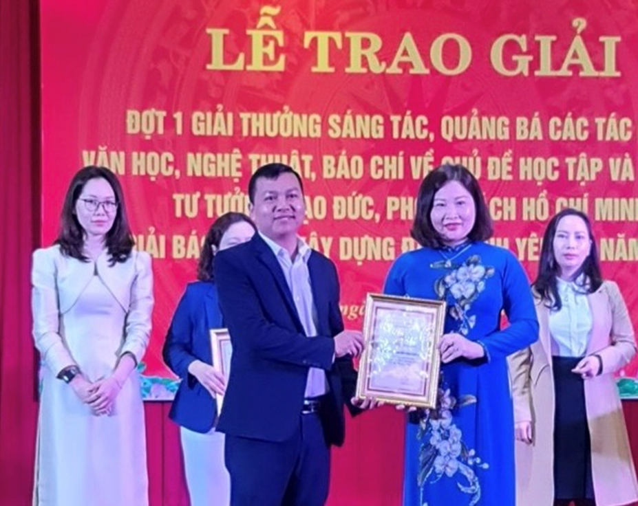 Ban Tuyên giáo Đảng ủy Khối được tuyên dương tập thể có thành tích xuất sắc trong triển khai giải báo chí về xây dựng Đảng tỉnh Yên Bái năm 2022