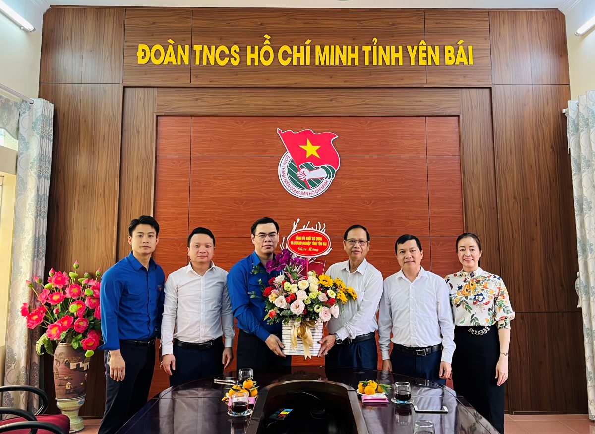 Thường trực Đảng ủy Khối cơ quan và doanh nghiệp tỉnh chúc mừng kỷ niệm 92 năm ngày thành lập Đoàn Thanh niên cộng sản Hồ Chí Minh