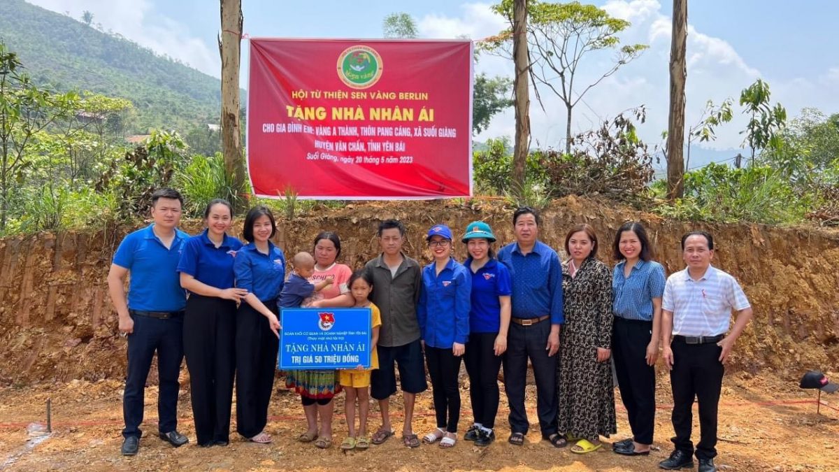 Đoàn Thanh niên Khối cơ quan và doanh nghiệp tỉnh hỗ trợ làm 02 căn nhà nhân ái cho gia định hộ nghèo tại huyện Văn Chấn