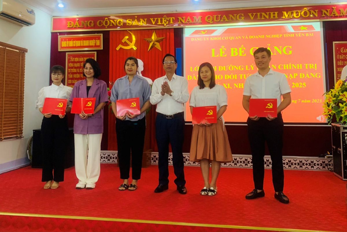 Đảng uỷ Khối cơ quan và doanh nghiệp tỉnh  tổ chức Lễ bế giảng lớp bồi dưỡng lý luận chính trị doanh cho đối tương kết nạp Đảng khóa XI, nhiệm kỳ 2020-2025