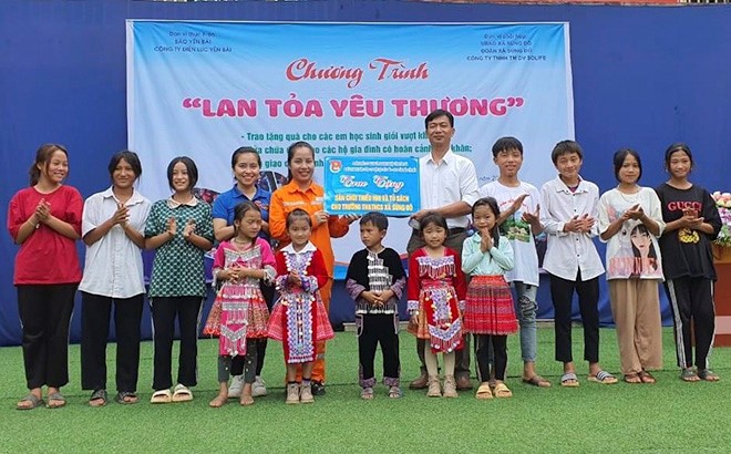 Đoàn Thanh niên Khối cơ quan và doanh nghiệp tỉnh mang niềm vui đến với học sinh vùng cao trước thềm năm học mới