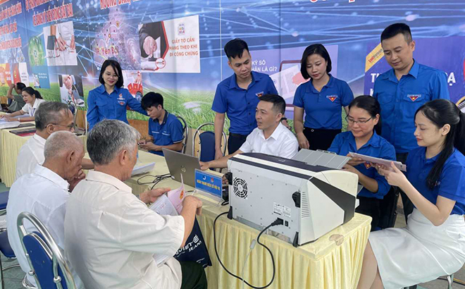 Tuổi trẻ Đoàn Khối cơ quan và doanh nghiệp tỉnh, Thành đoàn Yên Bái phối hợp hỗ trợ người dân chuyển đổi số