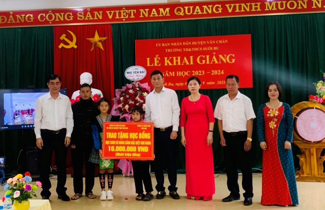 Thường trực Đảng ủy Khối cơ quan và doanh nghiệp tỉnh dự Lễ Khai giảng năm học mới tại các Trường xã Suối Bu và xã Suối Giàng Văn Chấn