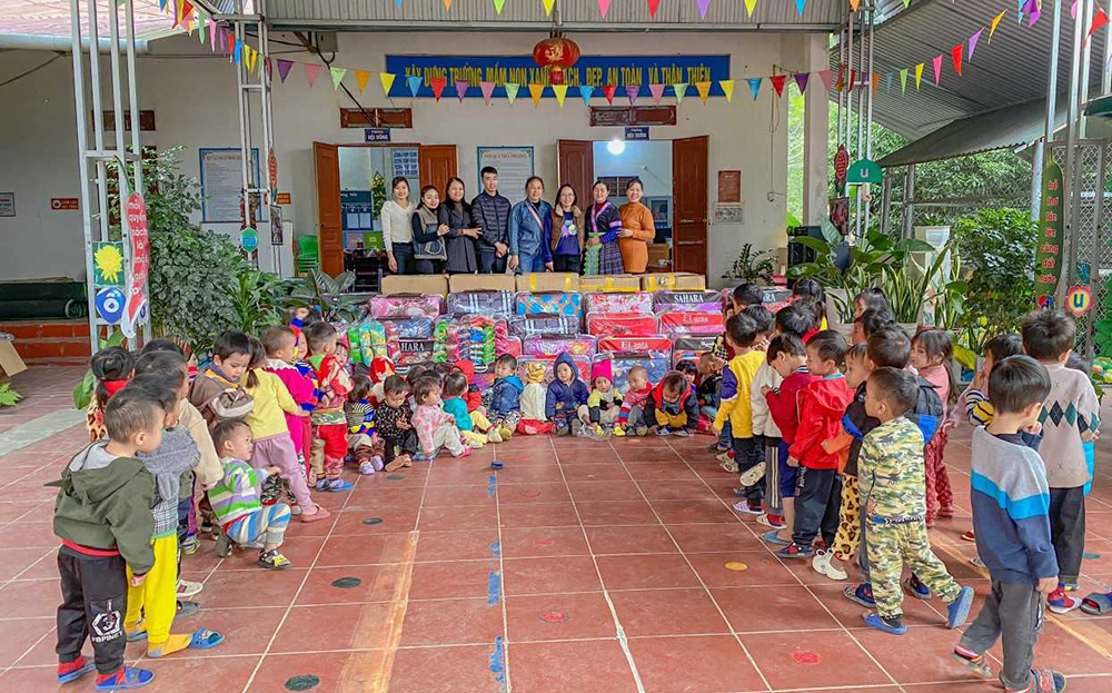 Đoàn Thanh niên Sở Thông tin và Truyền thông tặng chăn, quần áo ấm cho trẻ em vùng cao Suối Bu, huyện Văn Chấn