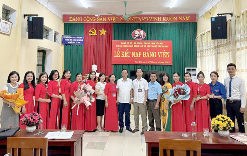 Đảng ủy Khối cơ quan và doanh nghiệp tỉnh Yên Bái vượt chỉ tiêu kết nạp đảng viên mới