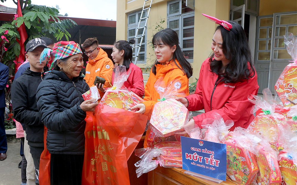 Đoàn thanh niên Công ty Điện lực Yên Bái phối hợp tổ chức “Xuân ấm áp – Lan tỏa yêu thương”