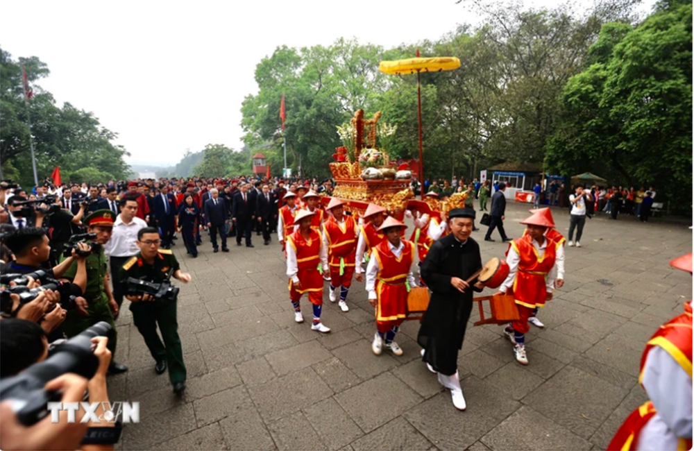 Thủ tướng dự Quốc Giỗ, dâng hương tưởng niệm các Vua Hùng tại đền Hùng
