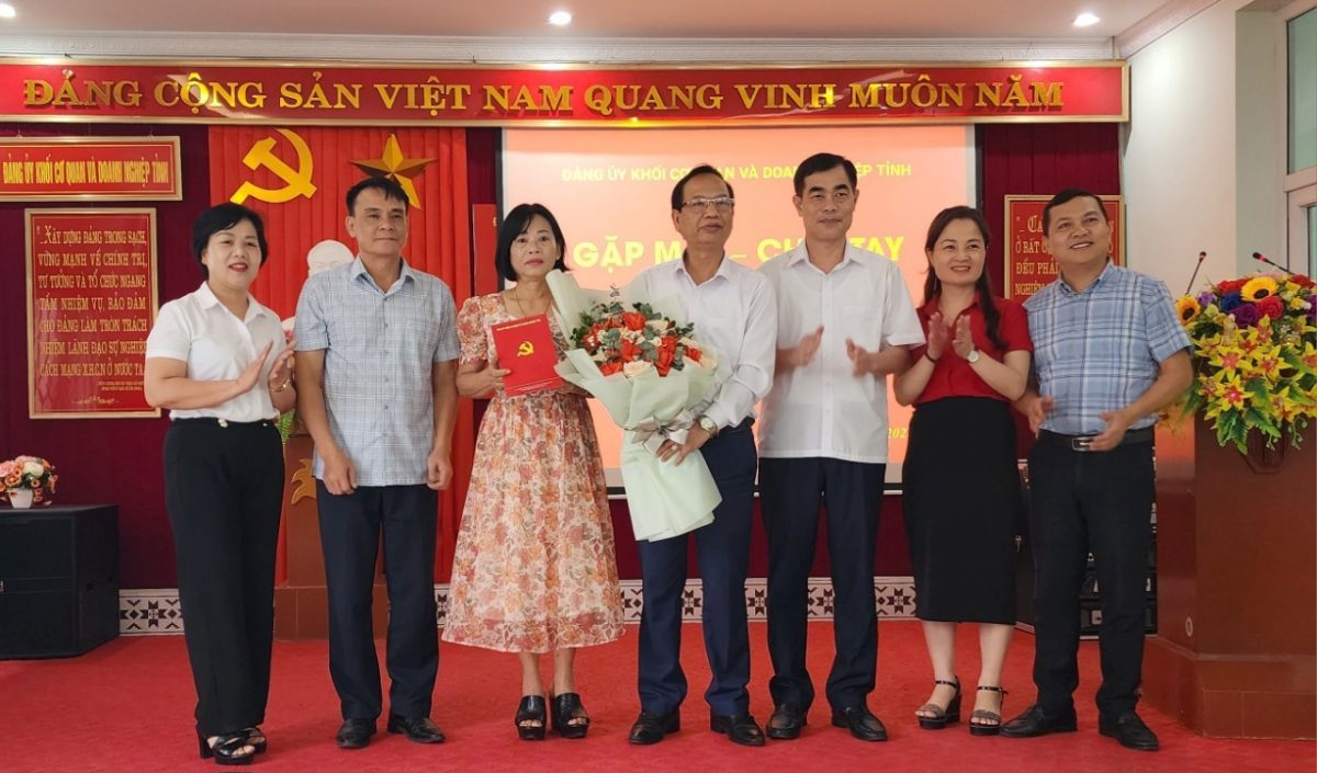 Chi bộ, Cơ quan Đảng uỷ Khối cơ quan và doanh nghiệp tỉnh tổ chức gặp mặt, chia tay đối với Phó Bí thư Đảng uỷ Khối nghỉ hưu để hưởng chế độ bảo hiểm xã hội