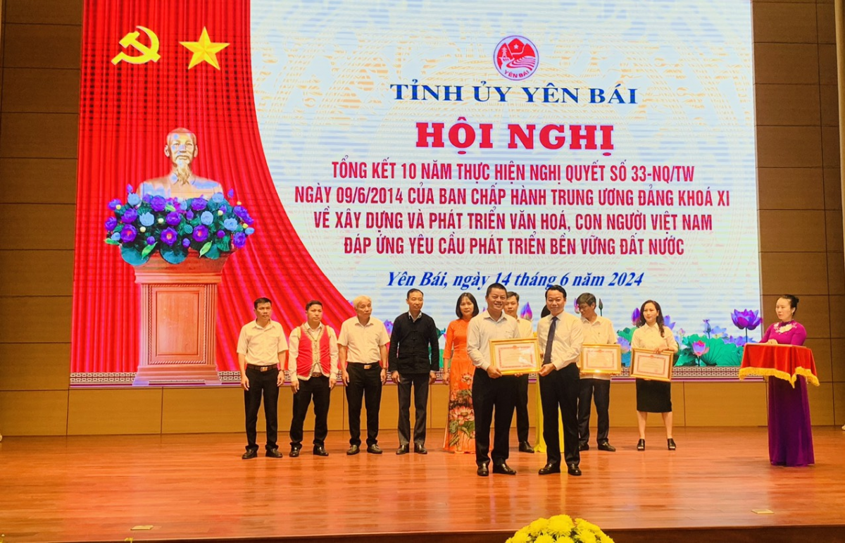 Thường trực Đảng ủy Khối dự hội nghị tổng kết 10 năm thực hiện Nghị quyết số 33-NQ/TW ngày 9/6/2014 của Ban Chấp hành Trung ương Đảng (khóa XI) về “Xây dựng và phát triển văn hóa, con người Việt Nam đáp ứng yêu cầu phát triển bền vững đất nước