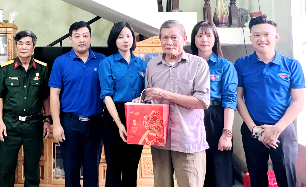 Đoàn Khối cơ quan và doanh nghiệp tỉnh thăm, tặng quà gia đình chính sách trên địa bàn thành phố Yên Bái