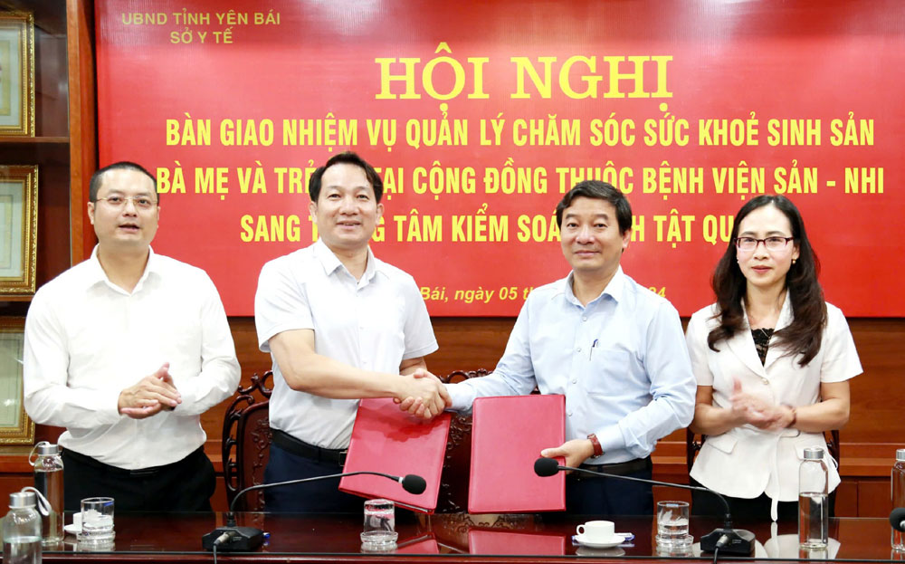 Sở Y tế Yên Bái bàn giao nhiệm vụ quản lý chăm sóc sức khỏe sinh sản bà mẹ, trẻ em sang Trung tâm Kiểm soát bệnh tật tỉnh