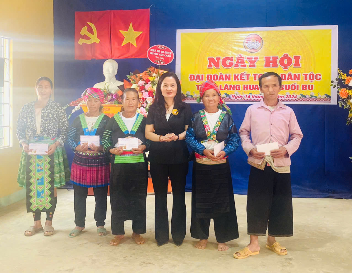 Thường trực Đảng uỷ Khối dự Ngày hội Đại đoàn kết tại thôn Làng Hua, xã Suối Bu, huyện Văn Chấn