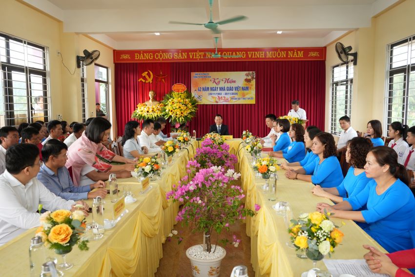 Bộ trưởng Bộ Tài nguyên và Môi trường Đỗ Đức Duy tặng quà, động viên thầy và trò Trường Tiểu học và THCS xã Minh Quán nhân Kỷ niệm 42 năm Ngày Nhà giáo Việt Nam