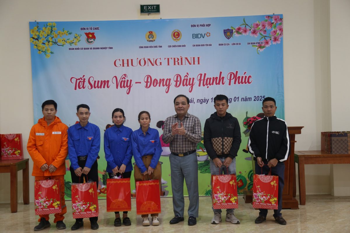 Đồng chí Trần Nhật Tân, Bí thư Đảng Ủy Khối cơ quan và doanh nghiệp tỉnh dự Chương trình “Tết sum vầy – Đong đầy hạnh phúc” do Đoàn thể Khối phối hợp với các đơn vị tổ chức